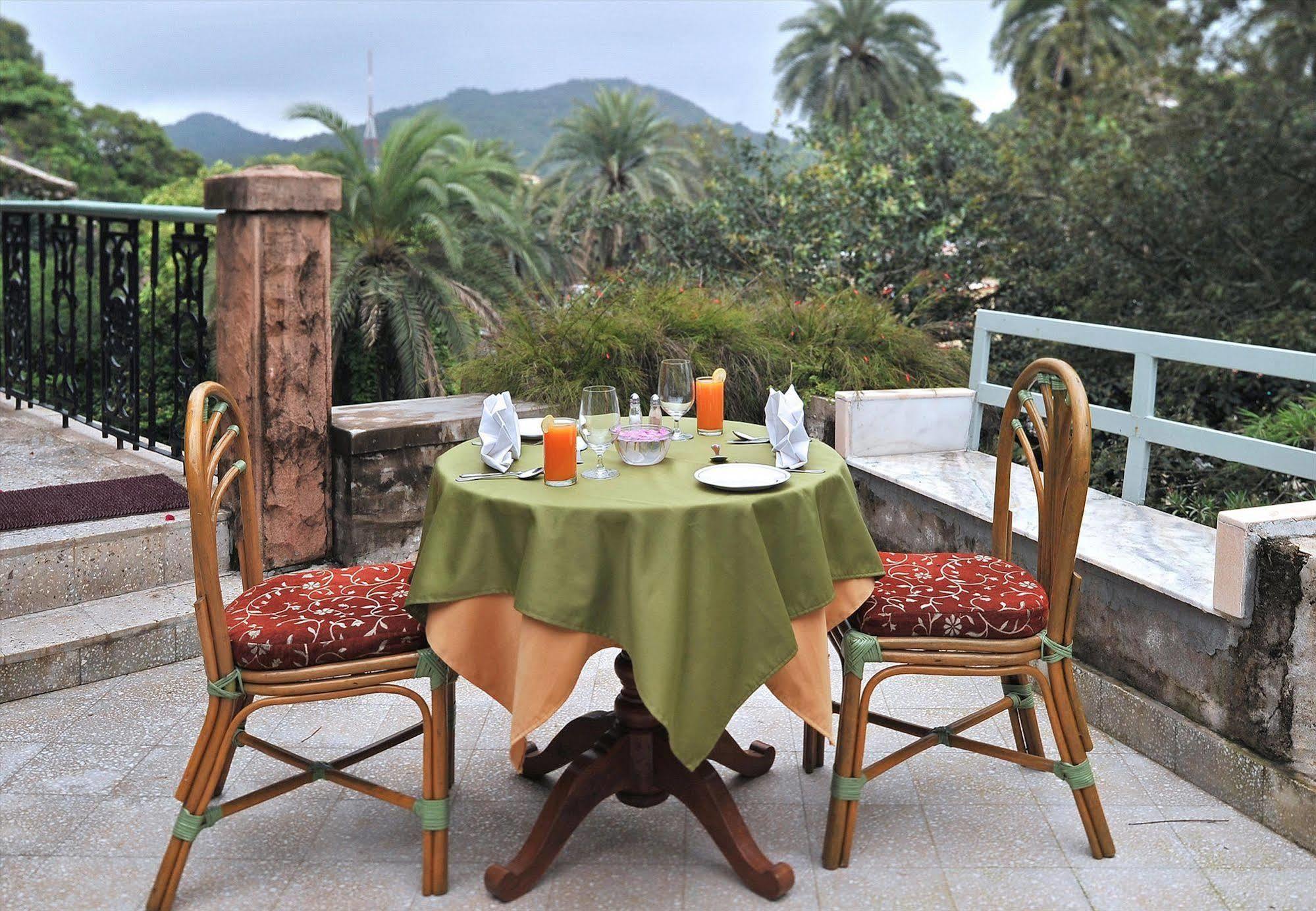 Welcomheritage Connaught House Mount Abu Buitenkant foto