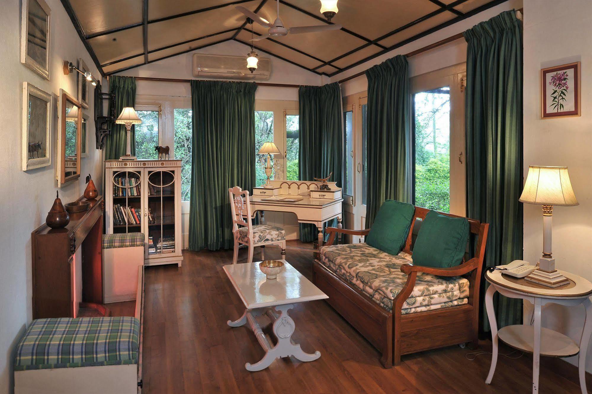 Welcomheritage Connaught House Mount Abu Buitenkant foto